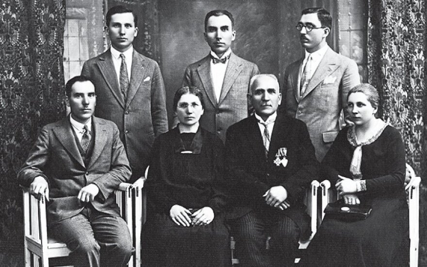 Banaičių šeima, Saliamonas Banaitis sėdi antras iš dešinės), LNM nuotr.