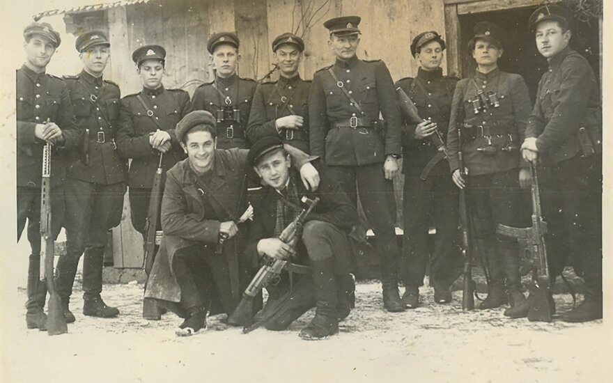 Juozas Lukša ir Kazimieras Pyplys (pirmoje eilėje priklaupę) prieš žygį į Vakarus atsisveikina su Tauro apygardos partizanais. 1947 m. gruodis.