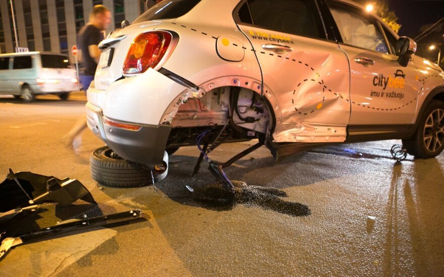 Vilniuje per avariją „CityBee“ automobiliui nuo smūgio į galą lūžo ratai