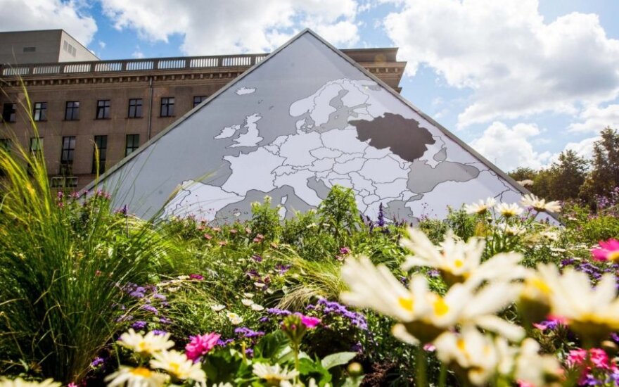Seimo fontanas: žemėlapis su „užgrobta“ Baltarusija ir gėlės tokios, kad nevogtų