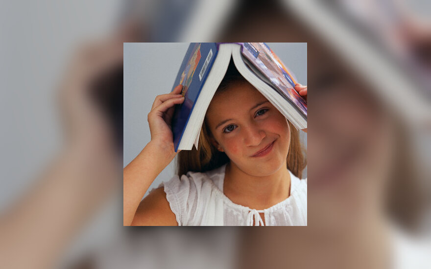 Mergaitė su knyga