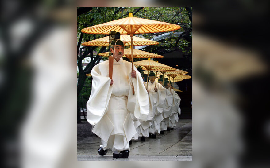 Japonų Šinto dvasininkai laikydami popierinius skėčius eina per lietų rudens festivalyje Tokijuje.