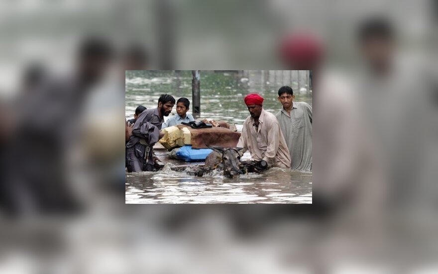 Pakistaniečiai traukiasi iš potvynio apsemtų namų. 