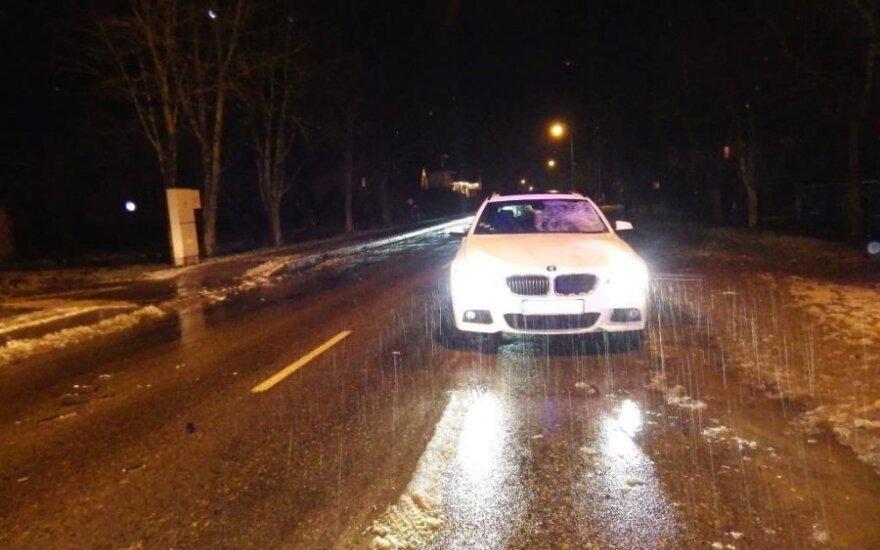Moteris staiga išbėgo į gatvę – susidūrimas su BMW baigėsi mirtimi