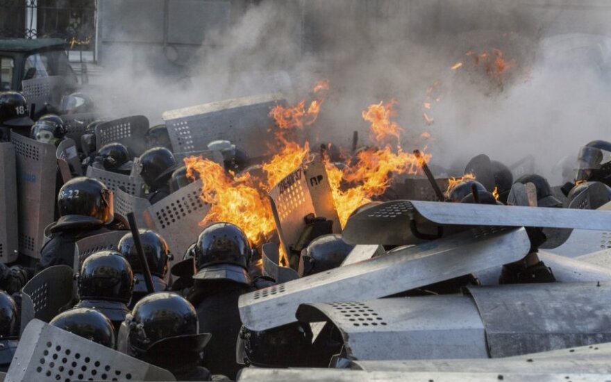 Ukrainoje – nauji susirėmimai: protestuotojai užėmė V. Janukovyčiaus partijos būstinę