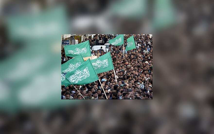 Palestiniečiai su "Hamas" vėliavomis