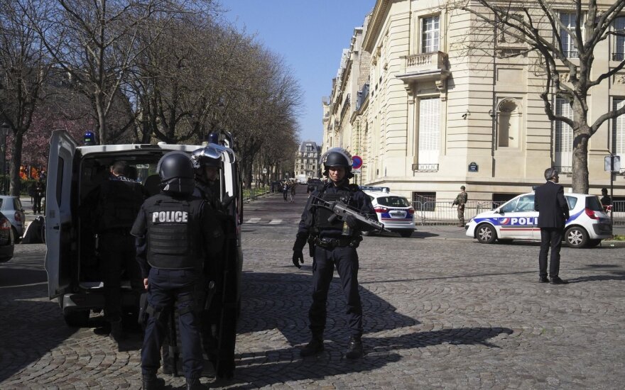 Paryžiuje dėl pranešimo apie padėtą bombą evakuota 100 prokuratūros darbuotojų