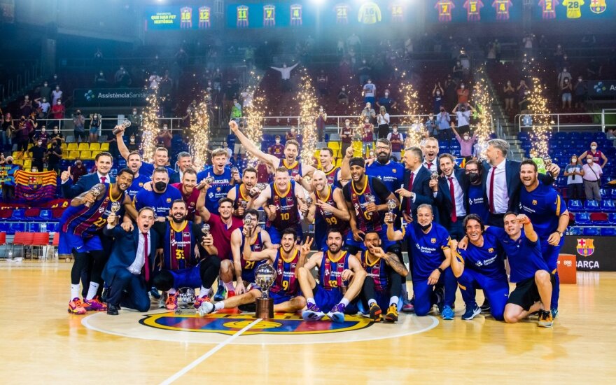 Triumfuojanti "Barcelonos" komanda su Pau Gasoliu viduryje / Foto: "Barca Basket" Twitter paskyra