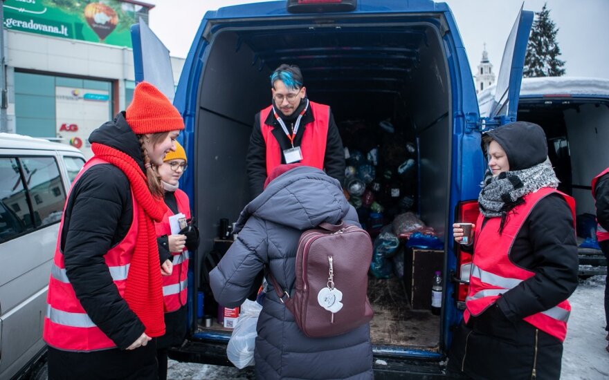 Raudonasis Kryžius per savaitgalį surinko beveik 4 tūkst. Ukrainai skirtų miegmaišių