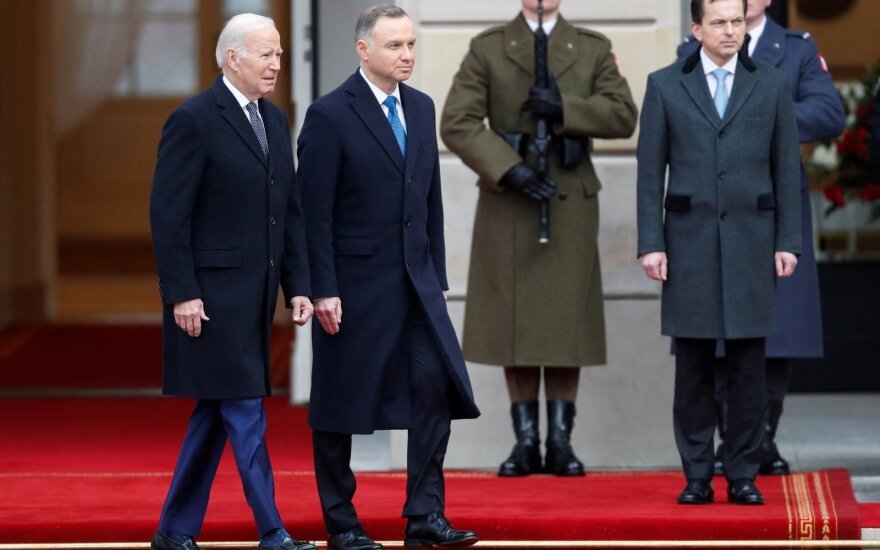 Ar tikrai Bidenas Varšuvoje žengė per Ukrainos vėliavos spalvų kilimą?