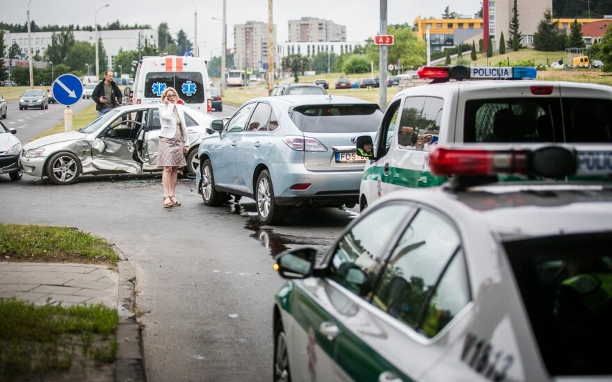 Vilniuje susidūrė trys automobiliai, vieną žmogų iš „Lexus“ teko vaduoti ugniagesiams
