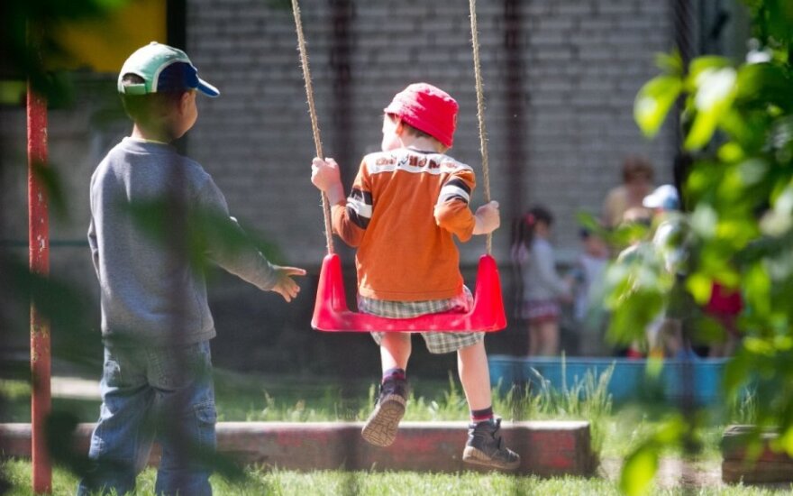 Tris vaikus auginantis tėvas šokiruotas: eilėje į darželį dukra iš 12 vietos nukrito į 120