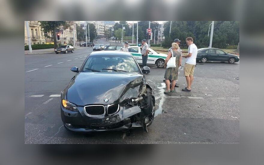 Per avariją sužalota BMW vairavusi moteris