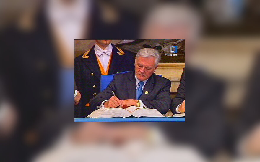Valdas Adamkus pasirašo ES konstitucijos sutartį