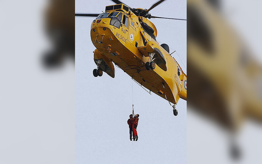 Didžiojoje Britanijoje gelbėtojai sraigtasparniais gelbėja žmones iš potvynių užtvindyto miesto