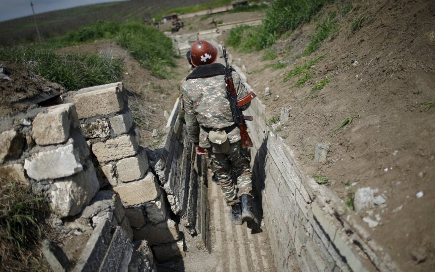 Armėnija pranešė apie keturis savo kariškius, žuvusius pasienyje su Azerbaidžanu