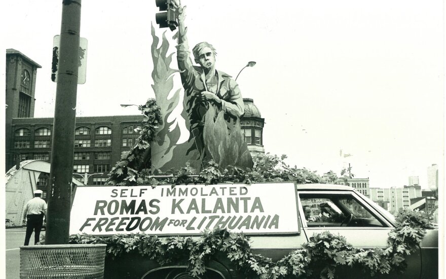 Romo Kalantos žūties paminėjimo šūkis ant automobilio Čikagoje. JAV  XX a. 7- 8 dešimtmetis. Nuotraukos autorius C. Genutis  (Raimundo Kaminsko archyvas)
