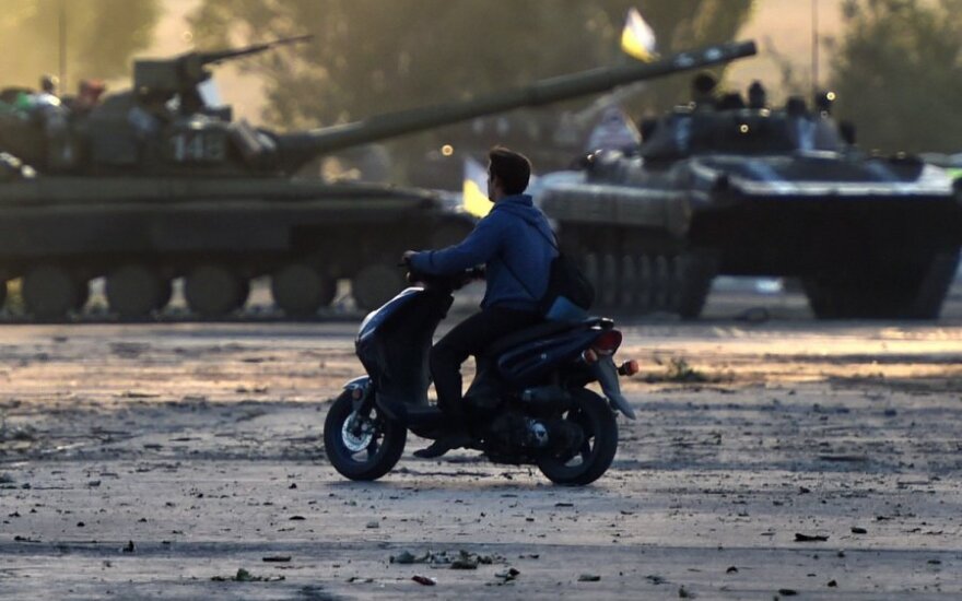 Rytų Ukrainoje ir toliau vyksta mūšiai – separatistai pažeidė paliaubas