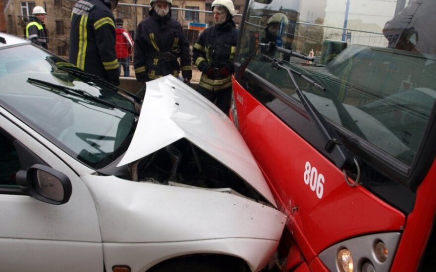 Kaune susidūrė autobusas ir „Renault“, vienas žmogus sužeistas