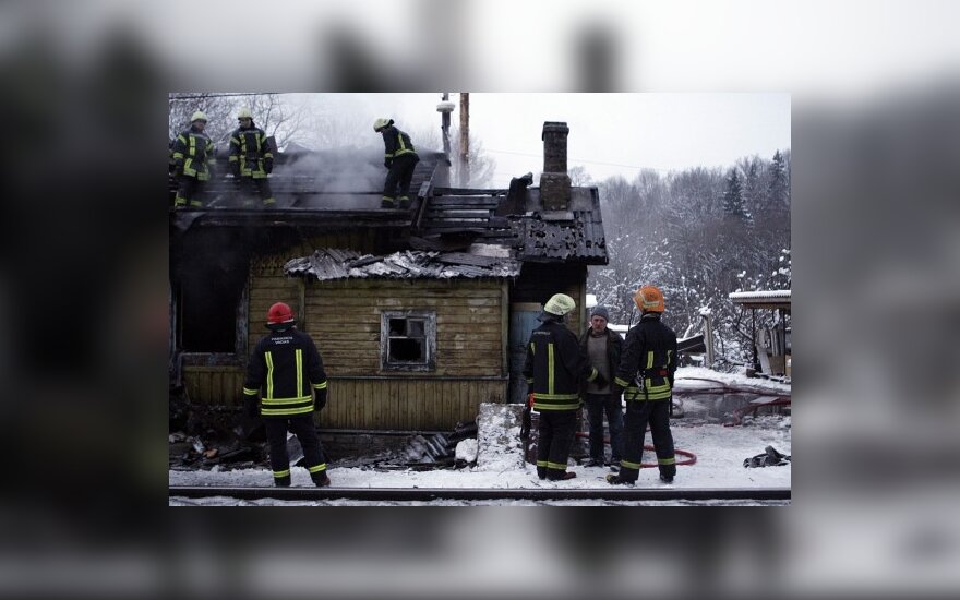 Vilniuje dėl prie geležinkelio degančio namo buvo sustabdytas traukinių eismas