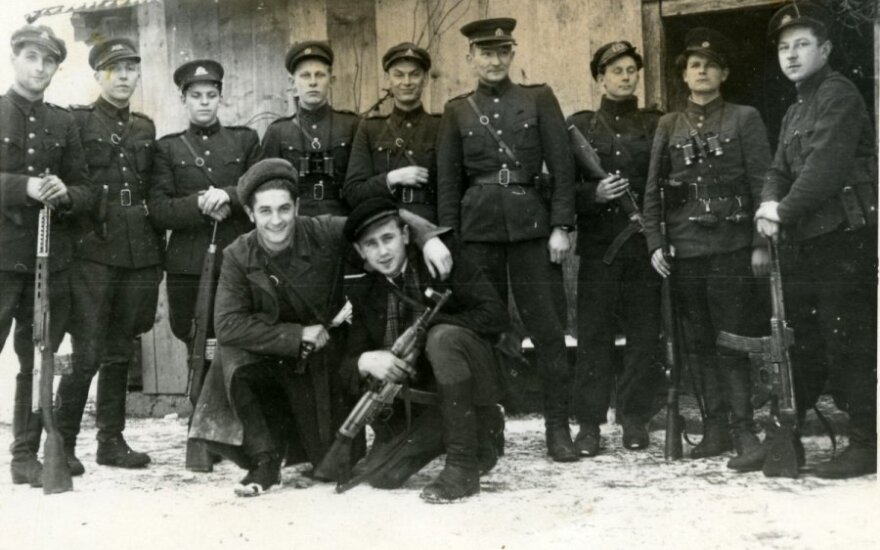 Juozas Lukša-Daumantas ir Kazimieras Pyplys-Audronis (pirmoje eilėje priklaupę) prieš žygį į Vakarus atsisveikina su Tauro apygardos partizanais. 1947 m. gruodžio 16 d. (Genocido aukų muziejaus nuotr.)