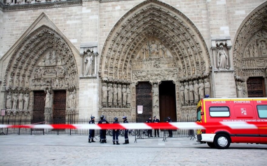 Nusišovė Paryžiaus katedroje