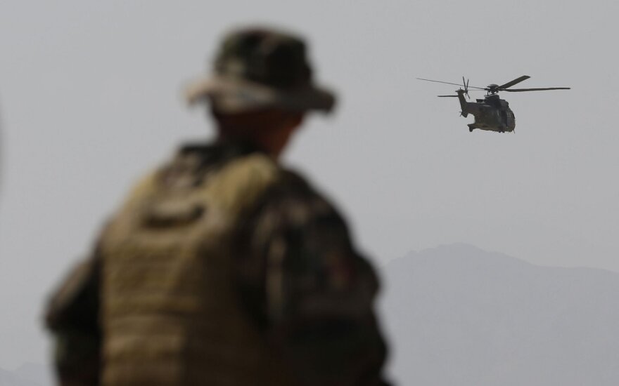 Vietname dingo kariuomenės sraigtasparnis su trimis įgulos nariais