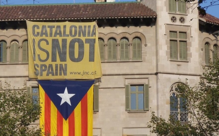Viena iš daugybės Katalonijos nepriklausomybės šalininkų vėliavų Barselonoje. Virš jos - Katalonijoje itin populiarus šūkis - Katalonija - ne Ispanija, v. Raškausko nuotr.