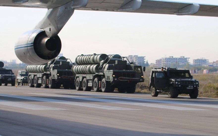 Turkija tariasi su Rusija dėl modernių zenitinių raketų sistemų pirkimo