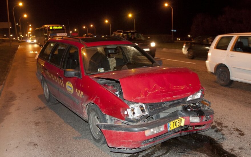 „Kominis“ taksistas Vilniuje sukėlė avariją, kurioje apdaužė tris mašinas
