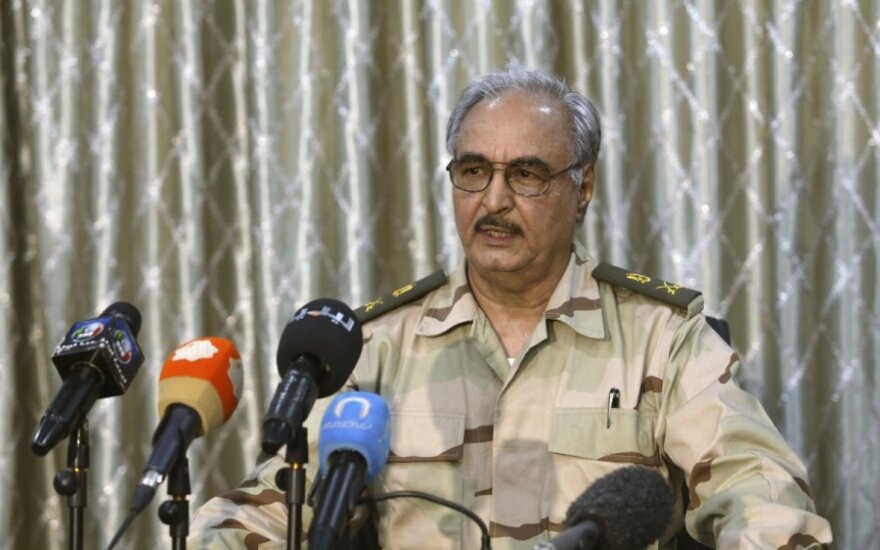 Libijoje per generolo atskalūno susirėmimus žuvo dešimtys žmonių