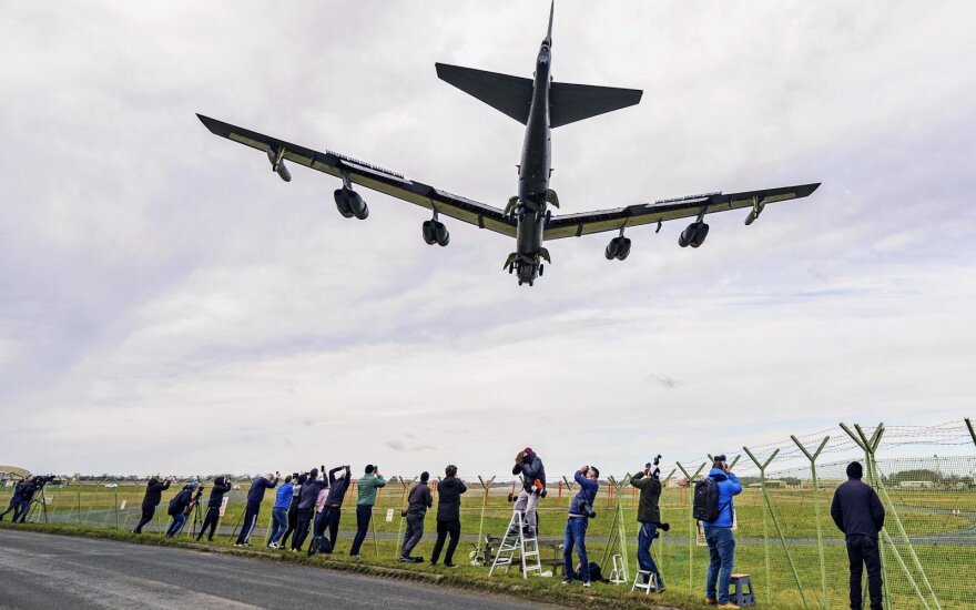 JAV strateginiai bombonešiai B-52 atvyko pratybų į Britaniją