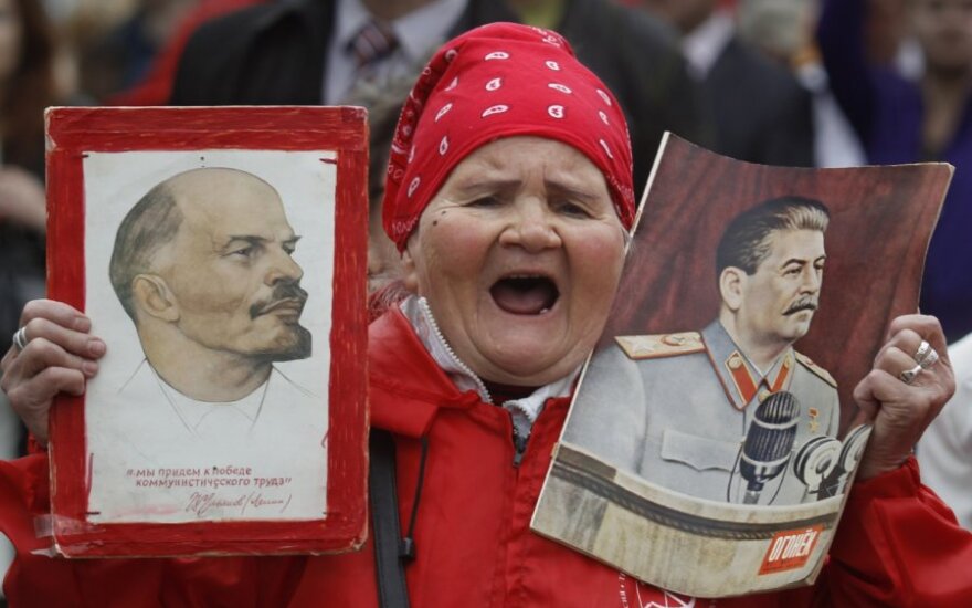 Moteris su V.Lenino ir J.Stalino portretais