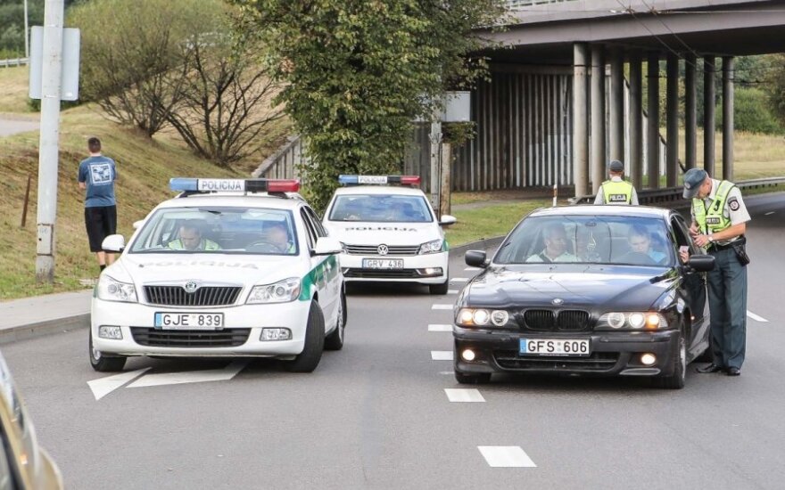 BMW iškart „sugedo“, kai vairuotojas pamatė policijos kordoną