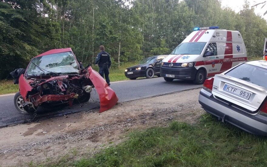 Tragiška avarija Šalčininkų r.: žuvo „Audi“ vairuotojas, į ligoninę skubiai išgabentos sužalotos mažametės