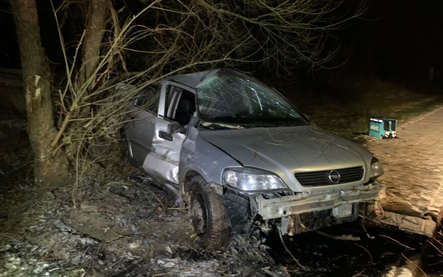 Dar viena avarija Vilniuje: „Opel“ rėžėsi į medį, vairuotojas atsidūrė ligoninėje