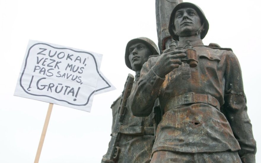 Tautininkai ragina Žaliojo tilto skulptūras išvežti į Grūtą, o J.Pilsudskio palaikus – į Varšuvą