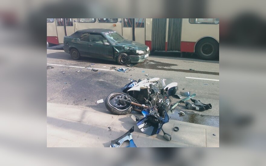 Vilniuje sunkiai sužalotas motociklininkas