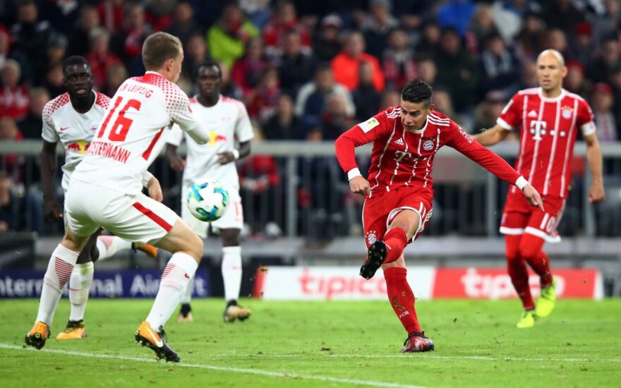 Jamesas Rodriguezas smūgiuoja į „Leipzig“ vartus