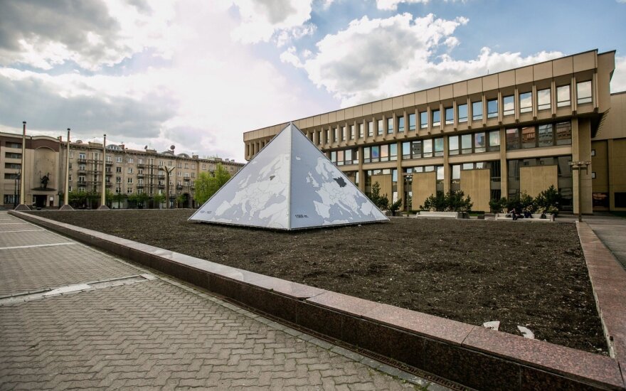 Intensyvėja buvusio fontano prie Seimo naujų šeimininkų paieškos