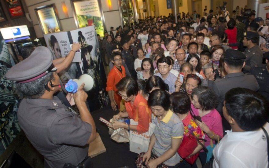Tailande su neramumais kovojama dalinant nemokamus bilietus į kiną