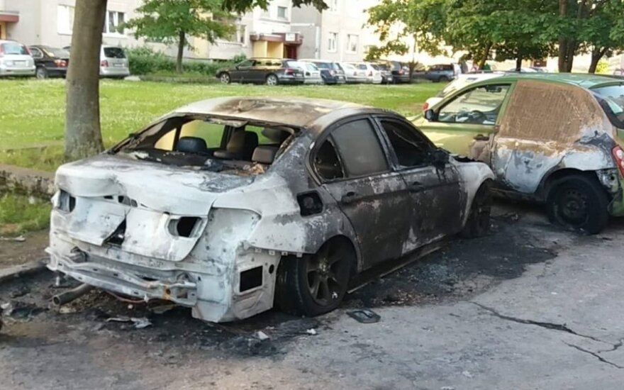 Naktį Kaune, daugiabučio kieme, liepsnos prarijo BMW, policija tiria padegimą