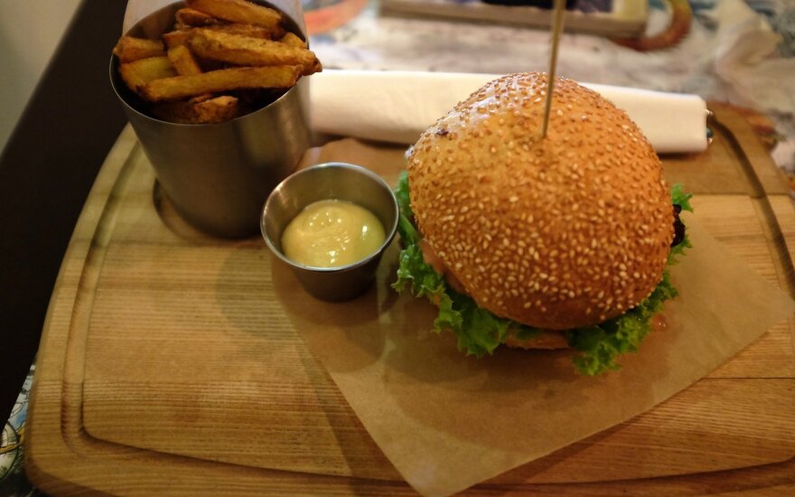 A. Užkalnis užsuko į dar vieną <em>burgerinę</em>: gražu ir smagu, kad dar taip pat ir skanu būtų