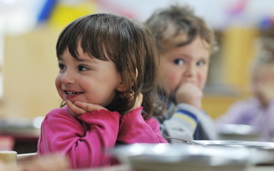 Vaikai valgo vaikų darželyje