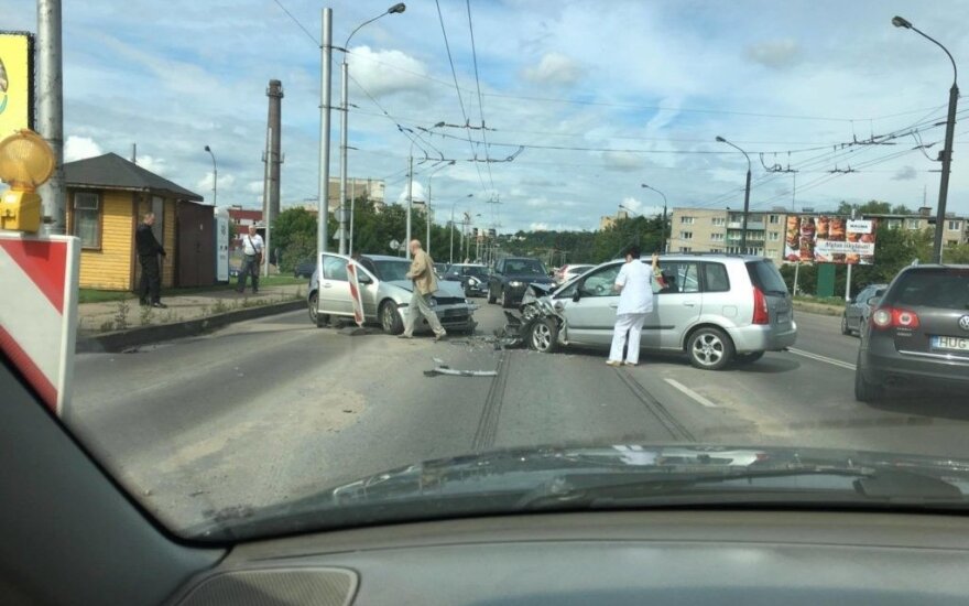 Kaune dviejų automobilių kaktomuša, dėl avarijos kelias sunkiai pravažiuojamas
