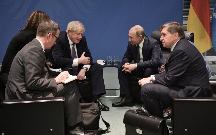 Vladimiras Putinas ir Borisas Johnsonas Berlyno konferencijoje
