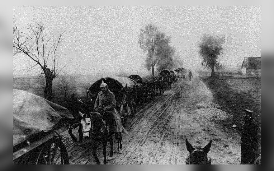 Vokiečių vežimų virtinės traukia begaliniais Rytų keliais