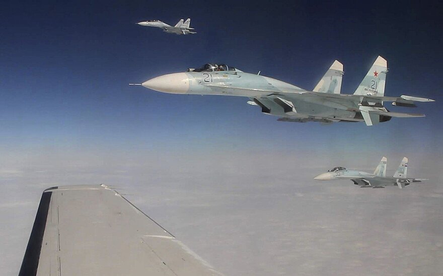 Pentagonas: Rusijos naikintuvas „nesaugiu“ būdu perėmė JAV oro pajėgų lėktuvą