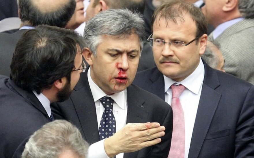 Muštynės Turkijos parlamente
