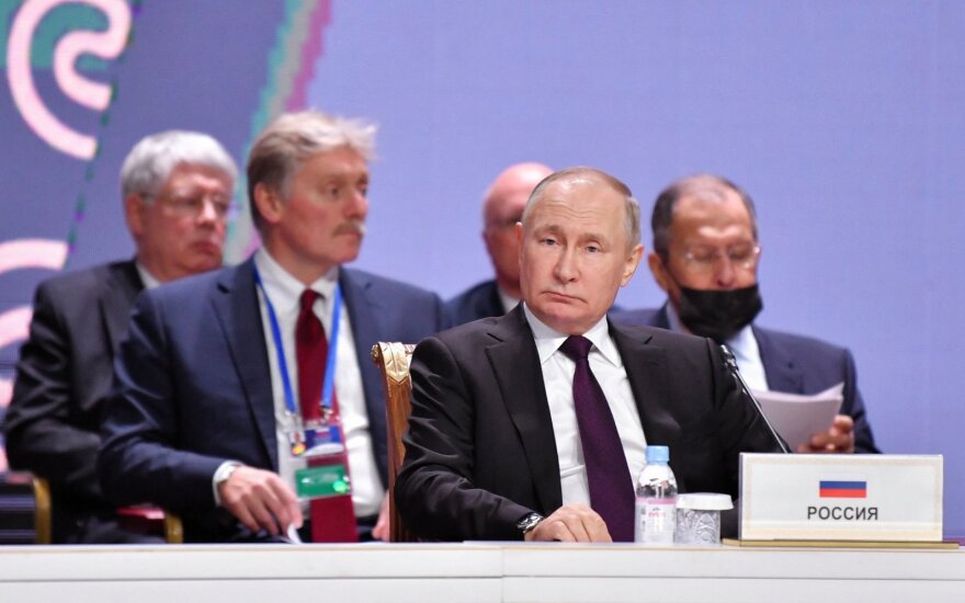 Rusija tvirtina, kad kainų jos naftai lubos „karinės operacijos“ Ukrainoje nepaveiks